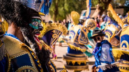 Un homme en habit traditionnel lors d'une fête traditionnelle