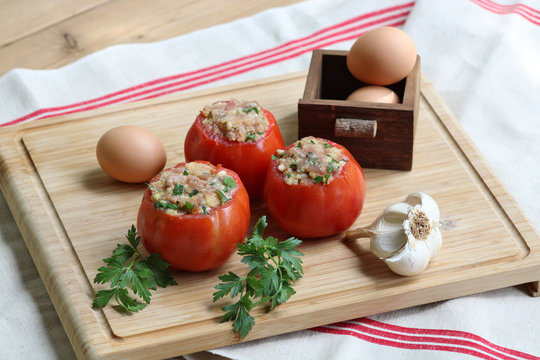 Tomates farcies crues, pr&ecirc;tes &agrave; cuire, fait maison, farce ail et persil