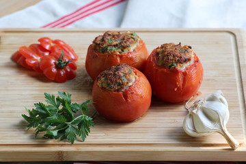 Tomates farcies avec farce ail et persil, faites maison