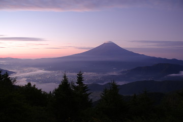 Fototapeta na wymiar 新道峠の朝　富士山と河口湖