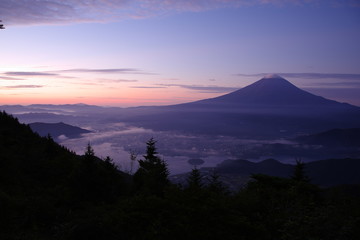 新道峠の朝　富士山と河口湖