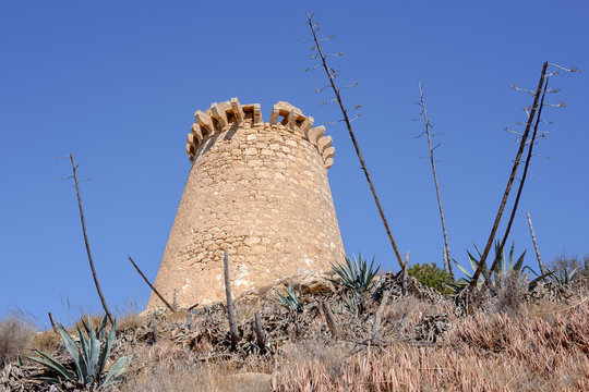 Torre vig&iacute;a de les Escaletes en el cabo de Santa Pola, Alicante, Espa&ntilde;a.  Vista desde la ladera de la Sierra