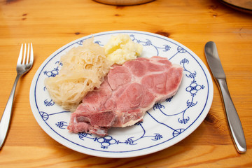 ドイツの家庭料理（フランクフルト周辺）：ボイルした豚肉とザワークラウトとマッシュポテト