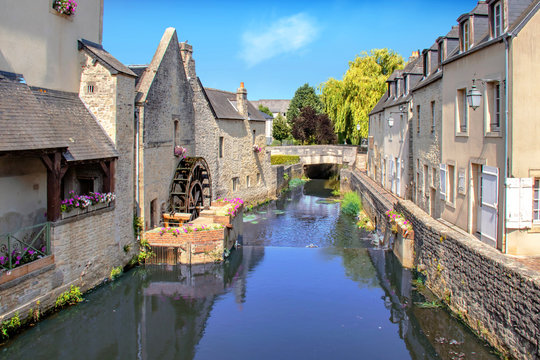 Bayeux. La rivière Aure en centre-ville. Calvados. Normandie