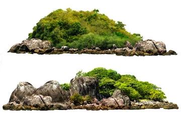  De bomen op het eiland en de rotsen. Geïsoleerd op witte achtergrond © ธานี สุวรรณรัตน์