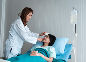 Obraz premium A doctor is taking care of a sick young woman with seasonal infections flu