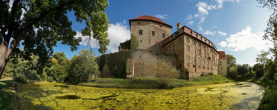Burg mit Wassergraben