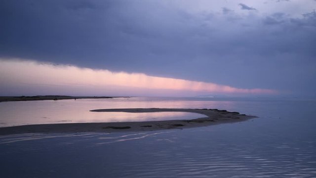 Nubes de tormenta y lluvia al atardecer, en el bello paraje del delta del r&iacute;o Ebro, en la provincia de Tarragona. Catalu&ntilde;a. Espa&ntilde;a