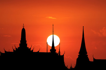 Obraz premium sunset back on silhouette buddhist temple red orange evening cloud