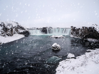 godafoss wasserfall im winter bei schnee