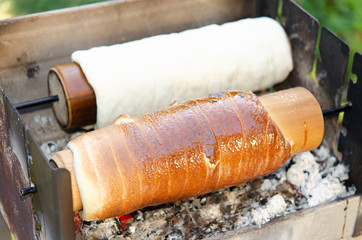 Zwei Baumstriezel vom Holzkohlegrill