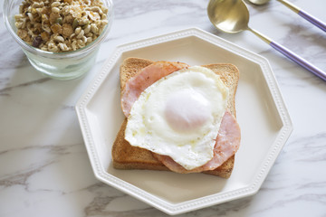 朝食プレート 目玉焼きのトースト