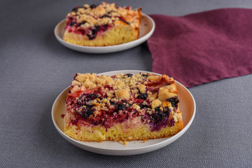 Crumble pies with berries