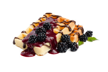 Belgischer Waffeln mit Schokosoße, Brombeeren und Brombeerensoße