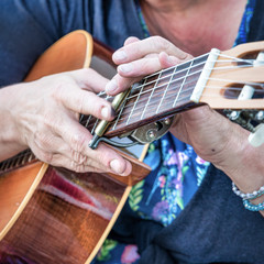 Hand beim Gitarrespiel