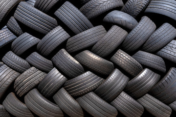Alte gebrauchte Reifen gestapelt im Fischgrätmuster