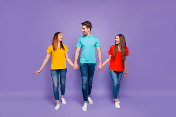 Naklejka premium Full length body size photo of excited positive optimistic buddies hipsters having fun and sincere conversation isolated violet background
