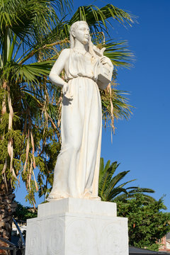 Statue der Sappho in Mitilini, Insel Lesbos, Griechenland
