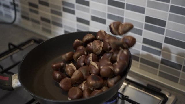 una cottura dolce e prolungata tende a favorire la perdita di vapore, ottenendo per&ograve; castagne molli, vizze o addirittura rinsecchite.