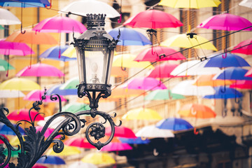 Straßenlampe vor bunten Schirmen