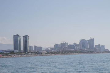 Fototapeta premium Nabrzeże miasta, widok z morza. letnia masa turystyczna, Morze Czarne