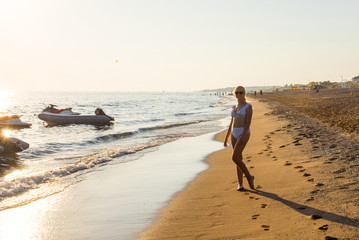 Naklejka premium Teenager girl posing at the beach
