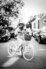 Fototapeta na wymiar Attraktive Frau im mittleren Alter mit Fahrrad