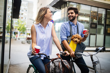 Obraz premium Happy young couple spending time together with dog and bicycles