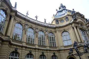 Fototapeta na wymiar facade of palace 