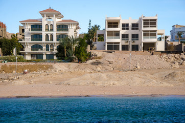 Obraz premium View of the coast with the buildings of the Sinai Peninsula of the Red Sea in Sharm el Sheikh