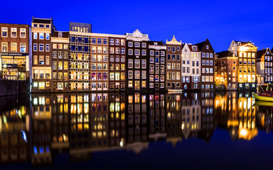 houses in amsterdam at night