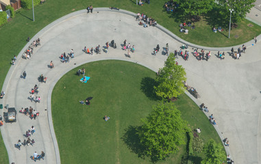 Persone che passeggiano in una piazza vista dall'alto