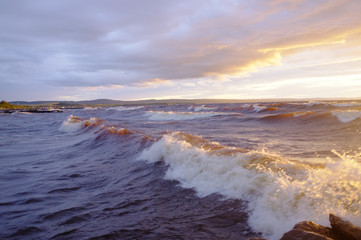 Vagues au coucher de soleil