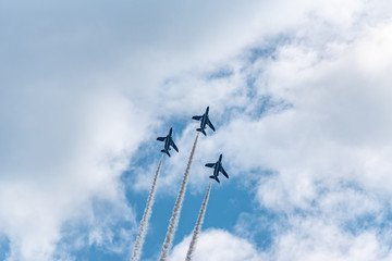上昇している３機の飛行機