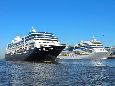 Luxus Kreuzfahrtschiff Azamara Quest und AIDA Clubschiff auf Elbe im Hafen Hamburg im Sommer