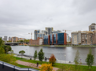 Obraz premium New high-rise apartment buildings near the river in autumn.