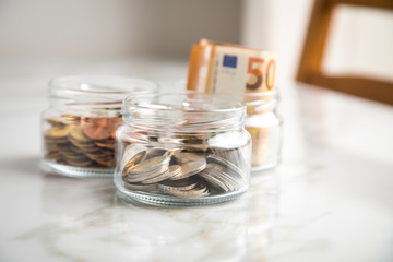 3 Gläser Konten mit Euro Scheinen, 2€ Münzen und Wechselgeld zum haushalten und sparen
