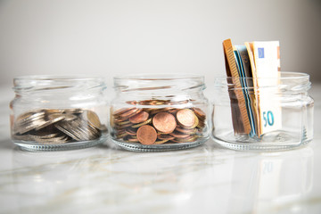 3 Gläser Konten mit Euro Scheinen, 2€ Münzen und Wechselgeld zum haushalten und sparen