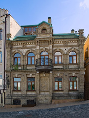 Obraz premium Altes Haus in der Altstadt von Podil, einem Stadtteil von Kiew in der Ukraine 