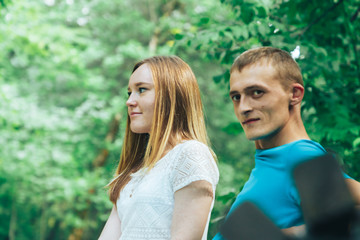 Obraz premium A guy and a girl are walking in the park