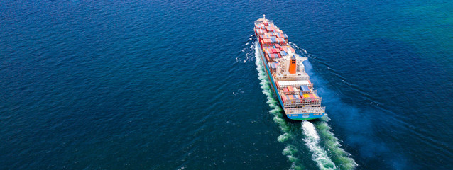 Cargo ships with full container receipts to import and export products worldwide