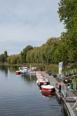 Naklejka premium Petites embarcations rangées le long du Cher