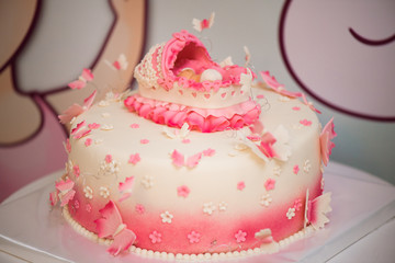 The first birthday cake of the girl. Eating the first cake