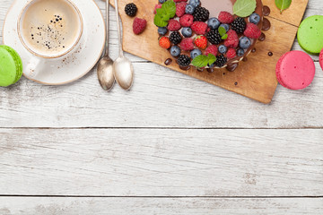 Cheesecake with berries and chocolate