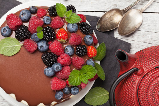 Cheesecake with berries and chocolate