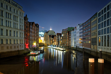 Fototapeta premium canal in hamburg at night