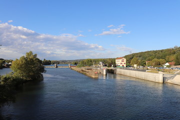Ecluse à grand gabarit de Couzon au Mont d'Or sur la rivière Saône au nord de Lyon  - France