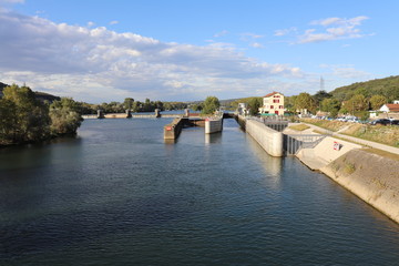 Ecluse à grand gabarit de Couzon au Mont d'Or sur la rivière Saône au nord de Lyon  - France