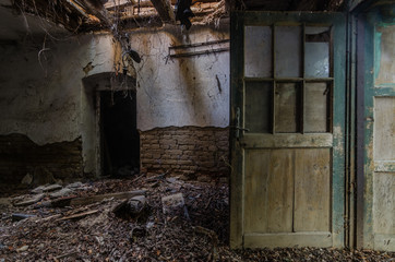 tuere in verfallenen bauernhaus