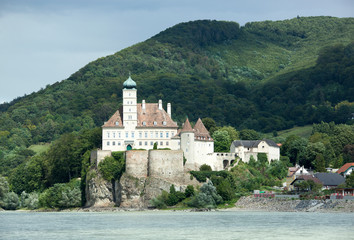 Fototapeta na wymiar Schloss Schönbühel Castle by Danube River